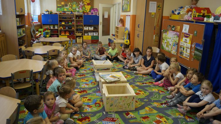 Zajęcia edukacyjne o pszczołach dla dzieci w przedszkolu, organizowane przez pasiekę na terenie województw mazowieckiego, łódzkiego i kujawsko-pomorskiego.
