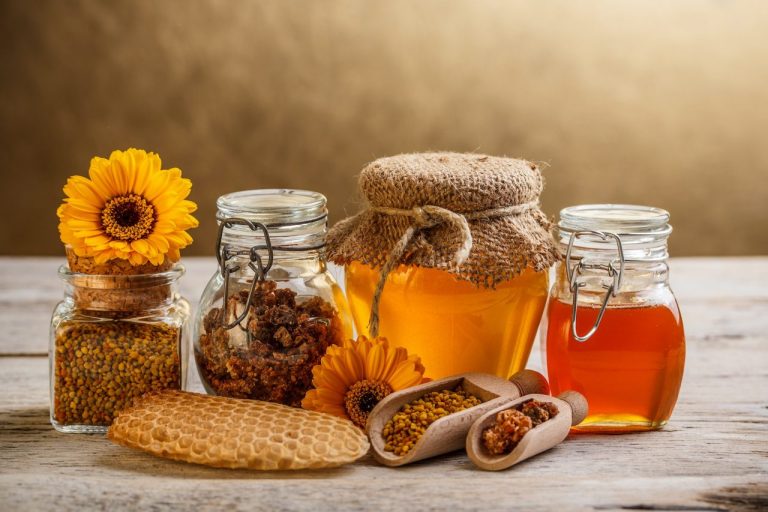 Zestaw słoików z miodem i pyłkami pszczelimi pochodzących z rodzinnej pasieki, oferującej naturalne produkty pszczelarskie i zestawy prezentowe.